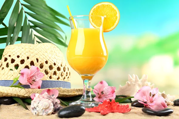 Refreshing orange cocktail on sand beach — Stock Photo, Image