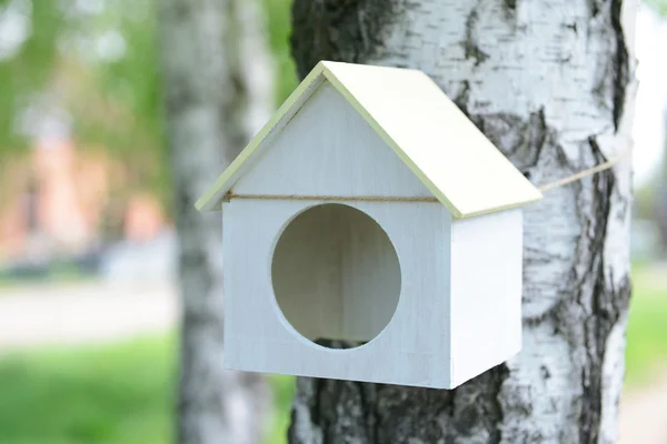 Birdhouse en jardín al aire libre — Foto de Stock