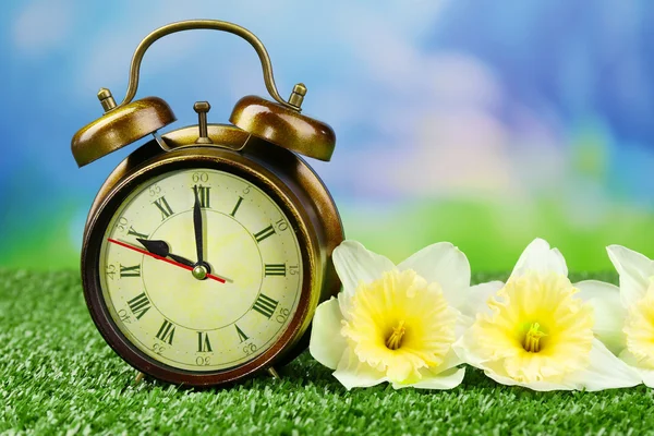 Alarm clock on green grass, on nature background — Stock Photo, Image