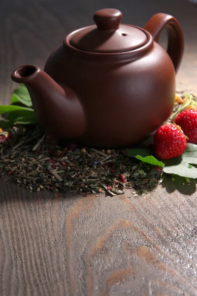 Bitkisel doğal çay çaydanlık renk ahşap arka plan üzerinde kuru çiçekler ve bitkiler malzemeler ile — Stok fotoğraf