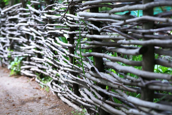 Cerca de barras de madeira entrelaçadas — Fotografia de Stock