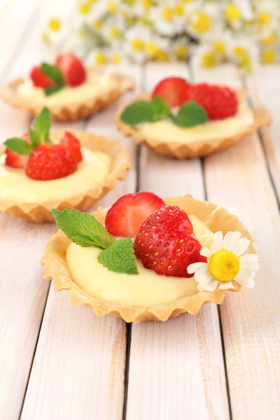 Leckere Törtchen mit Erdbeeren auf dem Tisch aus nächster Nähe — Stockfoto
