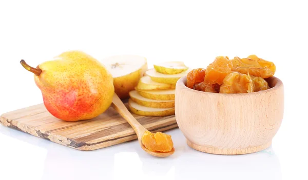 Torkade päron i skål, isolerad på vit — Stockfoto