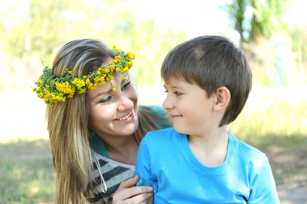 Šťastná maminka a syn v parku — Stock fotografie