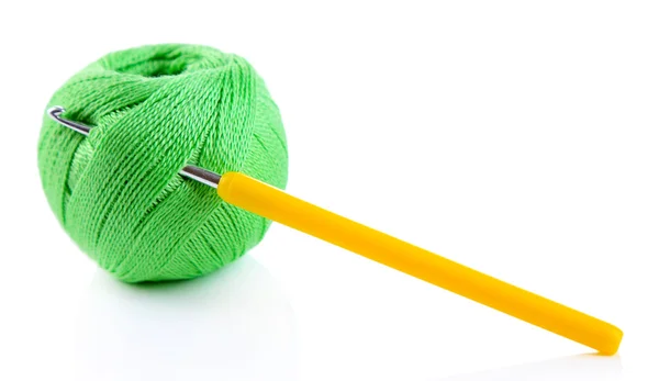 Clew colorido com gancho de crochê, isolado em branco — Fotografia de Stock