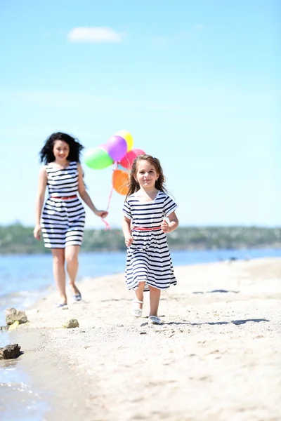 Boldog anya és lánya a strandon — Stock Fotó