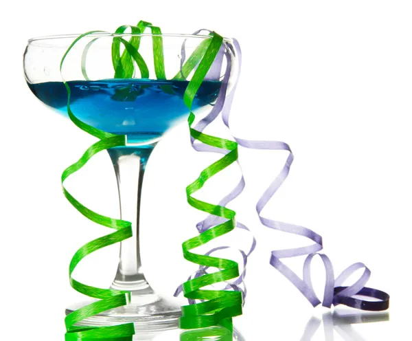 Glas Cocktail und Luftschlange nach der Party isoliert auf weiß — Stockfoto