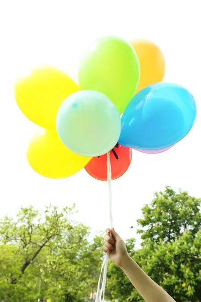 Balões na mão, ao ar livre — Fotografia de Stock