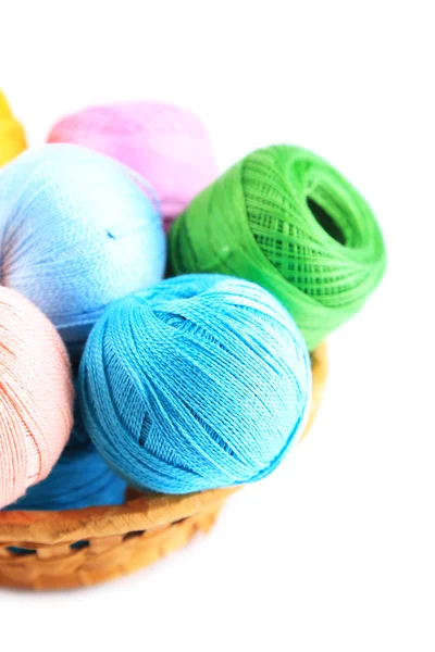 Bolas de hilo de colores para tejer en canasta de mimbre, aisladas en blanco — Foto de Stock