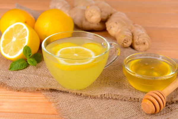 Tè allo zenzero sano con limone e miele in tavola primo piano — Foto Stock