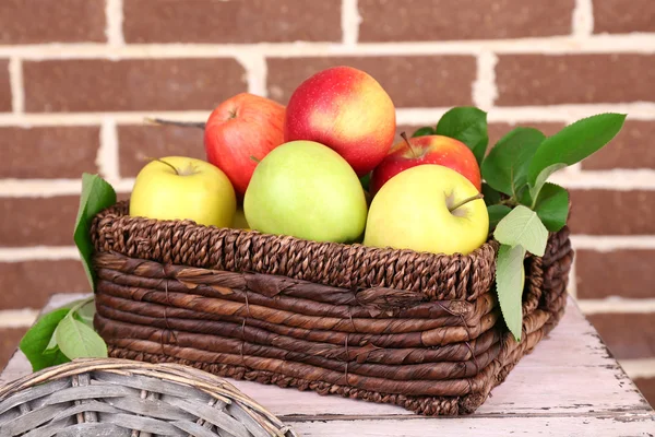 Bella natura morta con mele dolci mature e foglie su sfondo muro di mattoni — Foto Stock