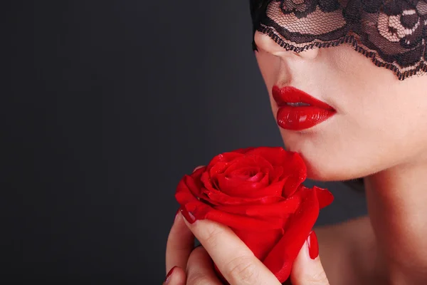 Flicka med röda läppar, naglar och genombrutna blåtira på mörk bakgrund — Stockfoto