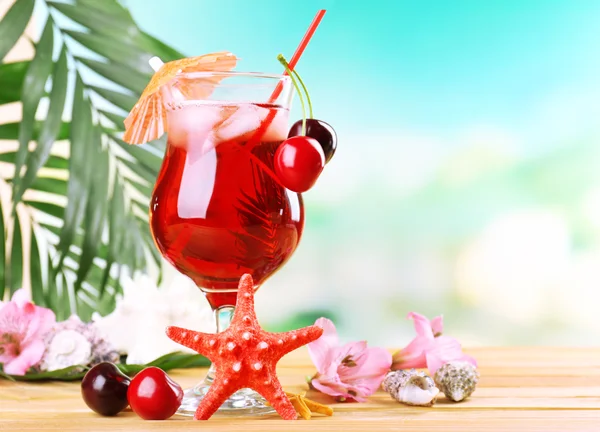 清新的樱桃鸡尾酒在沙滩桌上 — 图库照片