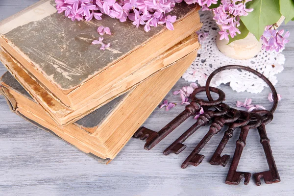 Piękną kompozycję z starych kluczy i starych książek na drewnianym stole — Zdjęcie stockowe
