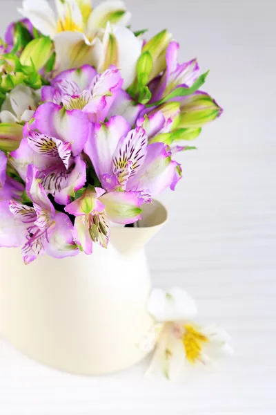 テーブルのクローズ アップの投手 freesias の花束 — ストック写真