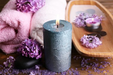 kaplıca tedavisi, ahşap kase su, havlu ve ahşap zemin üzerine Eflatun çiçekler ile kompozisyon