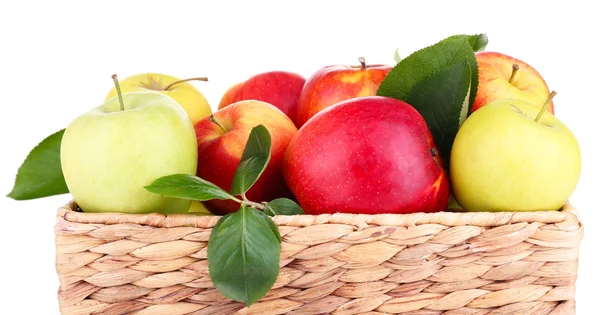 Спелые сладкие яблоки с листьями в плетеном ящике, изолированные на белом — стоковое фото