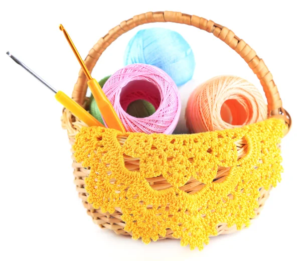 Fils colorés pour tricoter avec serviette en osier panier et crochet, isolé sur blanc — Photo