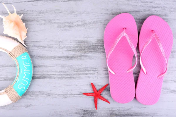 Helle Flip-Flops auf farbigem Holzhintergrund — Stockfoto