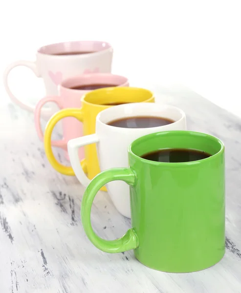 Veel kopjes koffie op houten tafel geïsoleerd op wit — Stockfoto