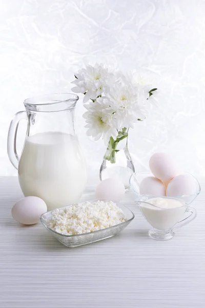 Productos lácteos sabrosos en mesa de madera — Foto de Stock