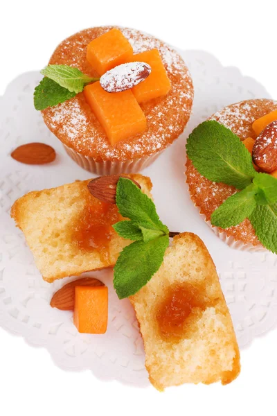 Muffins de abóbora saborosos, isolados em branco — Fotografia de Stock