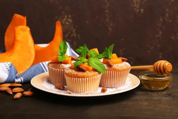 Muffins de abóbora saborosos na mesa de madeira — Fotografia de Stock