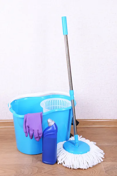 Ferramentas diferentes para limpar o chão no quarto — Fotografia de Stock