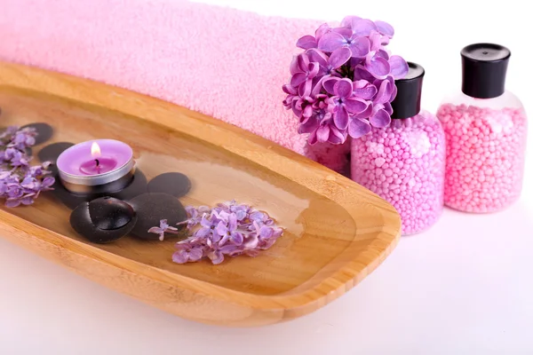 Sammansättning med spa-behandling, trä skål med vatten, handduk och lila blommor, isolerad på vit — Stockfoto