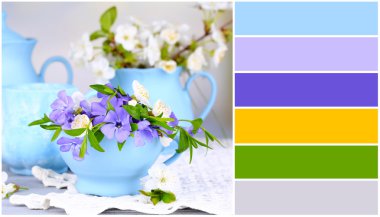 Çiçeklerin bardaklar masaya bahar. Ücretsiz renk örneklerini renk paleti