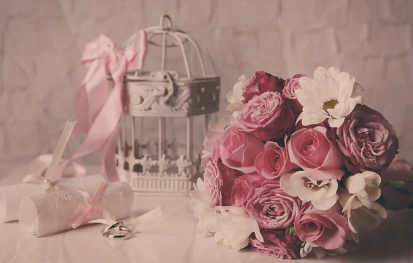 Schönes Hochzeitsstillleben mit Blumenstrauß auf Wandhintergrund — Stockfoto