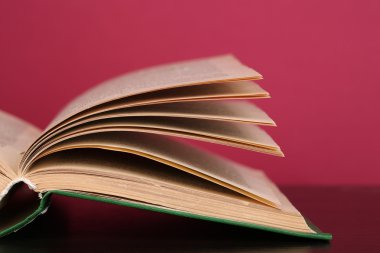 ahşap masa renk arka plan üzerinde kitap açıldı