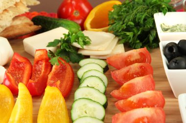 Geleneksel Türk kahvaltısı yukariya