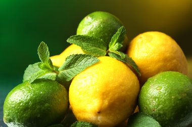 limon ve limes parlak zemin üzerine