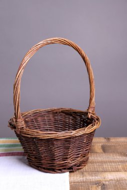 Boş sepet koyu arka plan üzerinde ahşap tablo