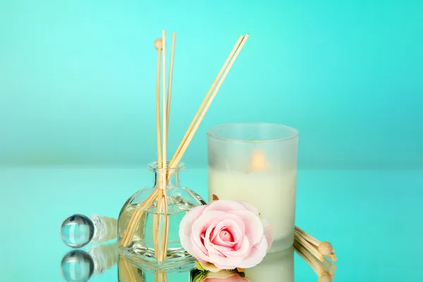 Aromatische sticks voor huis met florale geur op blauwe achtergrond — Stockfoto