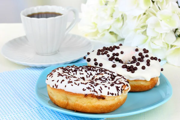 Sweet donuts with cup of tea on table close-up — Stock Photo, Image