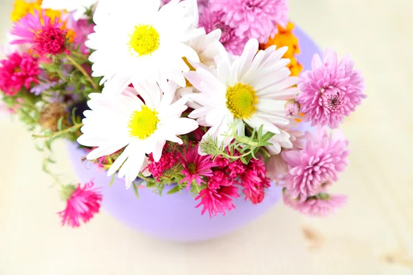 Polne kwiaty w wazonie na jasnym tle — Zdjęcie stockowe