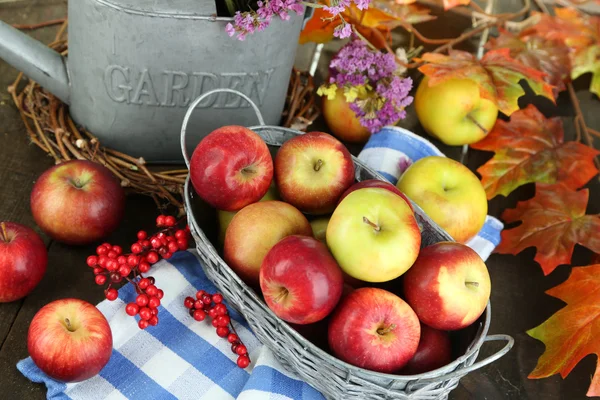 多汁的苹果在篮子里上表特写 — 图库照片