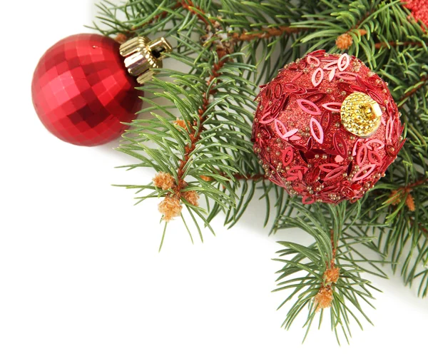 Mooie kerstballen op dennenboom geïsoleerd op wit — Stockfoto