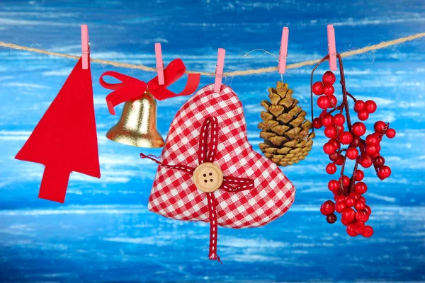 Decoraciones de Navidad sobre fondo de madera — Foto de Stock