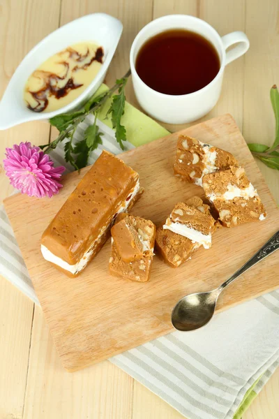 Smakelijke sorbet met noten op plaat op houten tafel close-up — Stockfoto