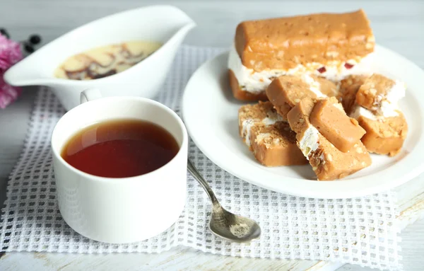 Sherbet con noci su piatto su tavolo di legno primo piano — Foto Stock