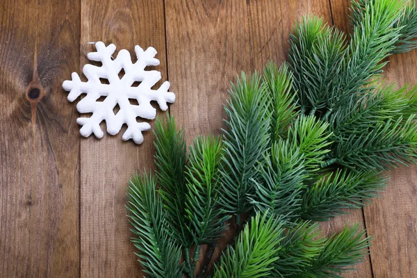 Abete di Natale e decorazioni su sfondo di legno — Foto Stock