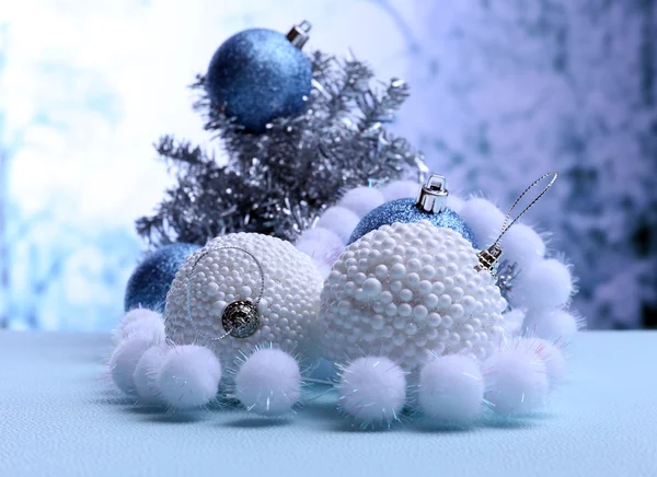 明るい背景上のクリスマスの装飾 — ストック写真