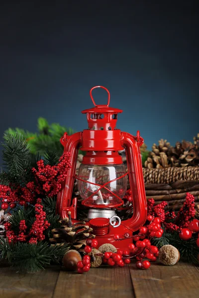 Lâmpada de querosene vermelho no fundo de cor escura — Fotografia de Stock