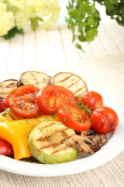 Deliciosos legumes grelhados no prato na mesa close-up — Fotografia de Stock