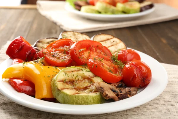 Delicious grilled vegetables on plate on table close-up — Stock Photo, Image