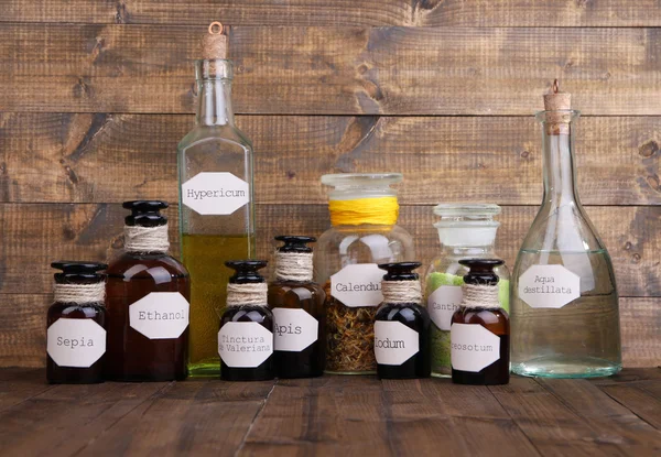 Historyczne stare butelki apteczne z etykietą na drewnianym tle — Zdjęcie stockowe