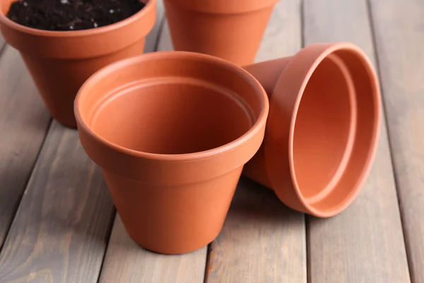 Pots de fleurs en argile, sur table en bois — Photo